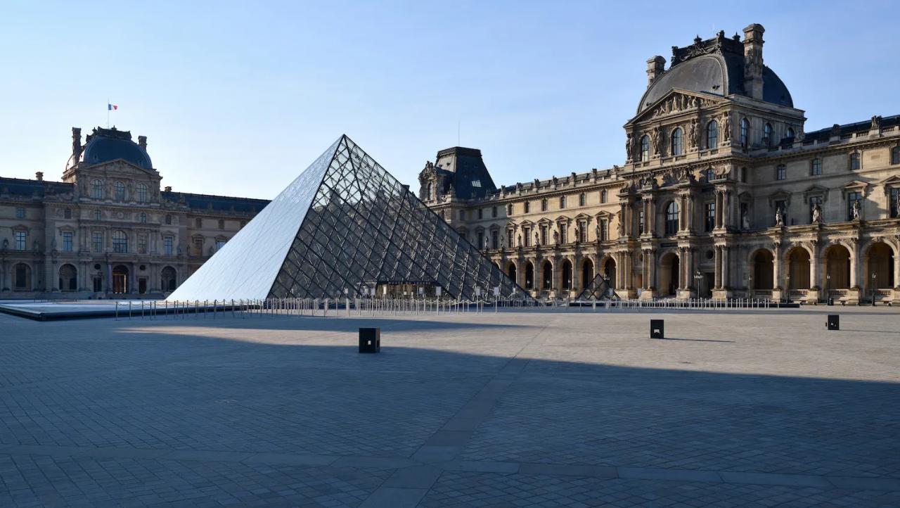 PARIS, FRANCE - APRIL 20: The Louvre Museum during the confinement of the French due to an outbreak of the coronavirus (COVID-19) on April 20, 2020 in Paris, France. (Photo by Frédéric Soltan/Corbis via Getty Images)