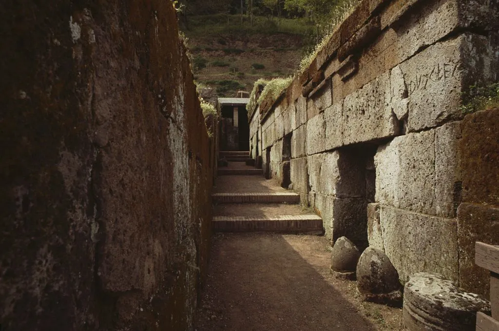 ITALY - SEPTEMBER 27: Aedicule tombs, Etruscan necropolis of the Crocifisso del Tufo, Orvieto, Umbria, Italy. Etruscan civilisation, 6th-5th century BC. (Photo by DeAgostini/Getty Images)